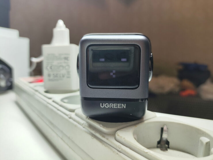 Зарядка с экраном. Зарядка отдыхает и ждет подключения к ней какого-нибудь устройства. Фото.