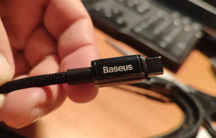 Кабель USB-C с быстрой зарядкой. Этот кабель подойдет и для зарядки, и для передачи данных. Фото.