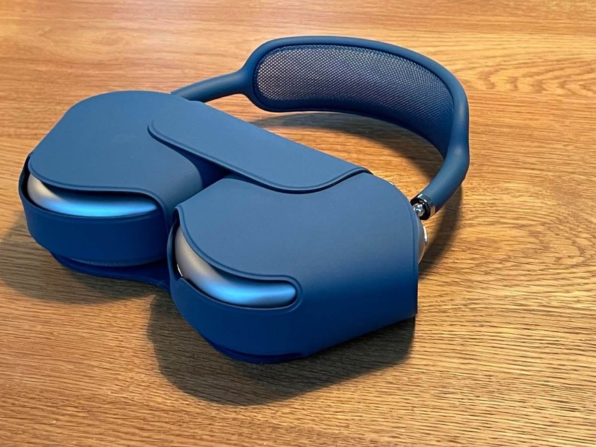 Кейс для беспроводных наушников. Такой кейс практически не защищает наушники. Изображение: forbes.com. Фото.