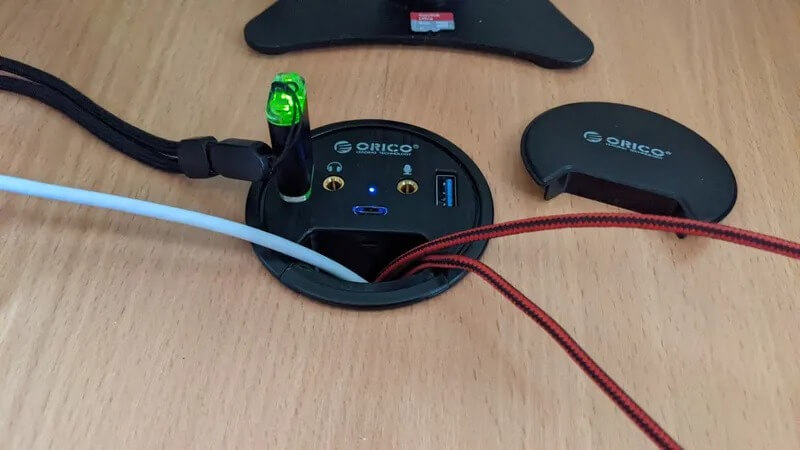 USB-хаб встраиваемый в стол. Встроили хаб в стол, и он не занимает свободное место. Фото.