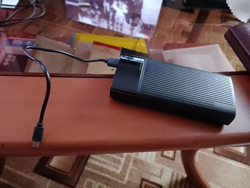 Внешний аккумулятор 20 000 мАч. Powerbank оснащен экраном, чтобы можно было узнать, сколько в нем осталось заряда. Фото.