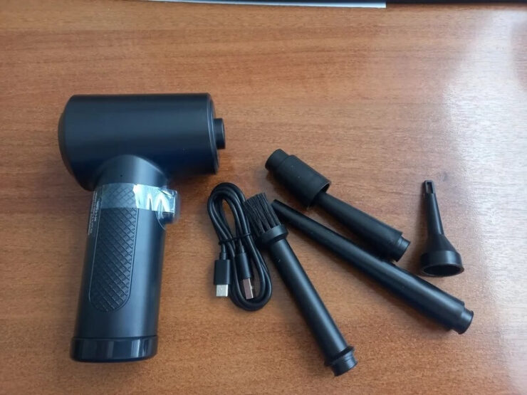 Аккумуляторная ветродуйка. В комплекте с ветродуйкой много дополнительных насадок. Аккумуляторная ветродуйка. В комплекте с ветродуйкой много дополнительных насадок. Фото.