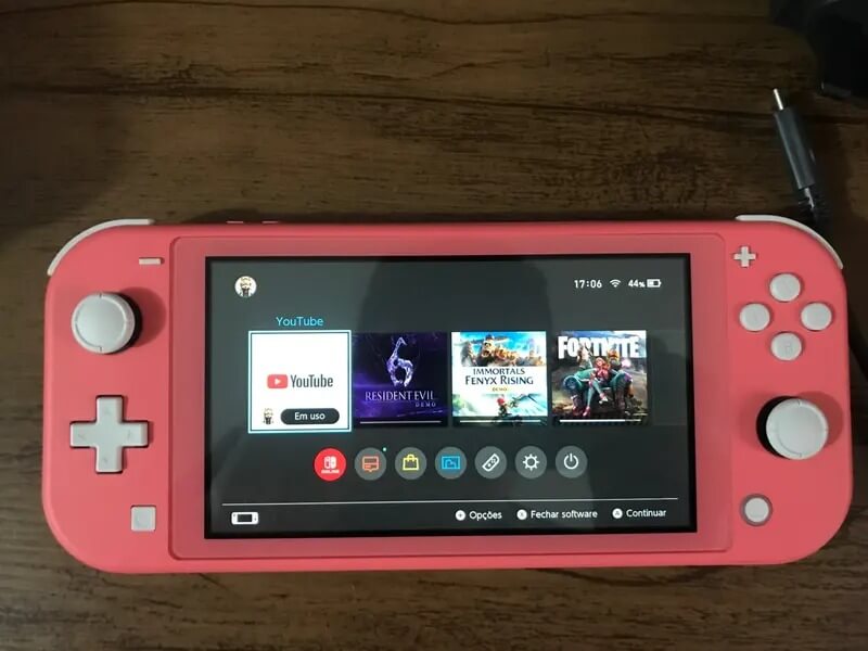 Портативная игровая консоль. Даже в 2024 году Nintendo Switch порадует вас играми. Фото.