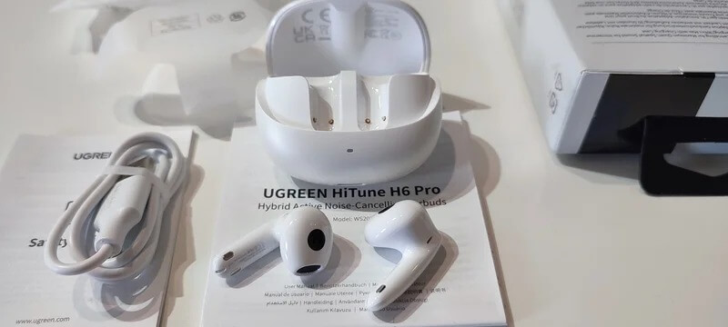 Хорошие беспроводные наушники. Наушники внешне напоминают AirPods 3. Фото.