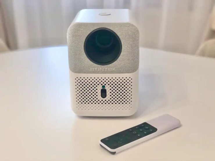 Недорогой проектор для дома. С таким проектором вы устроите дома настоящий кинотеатр. Фото.