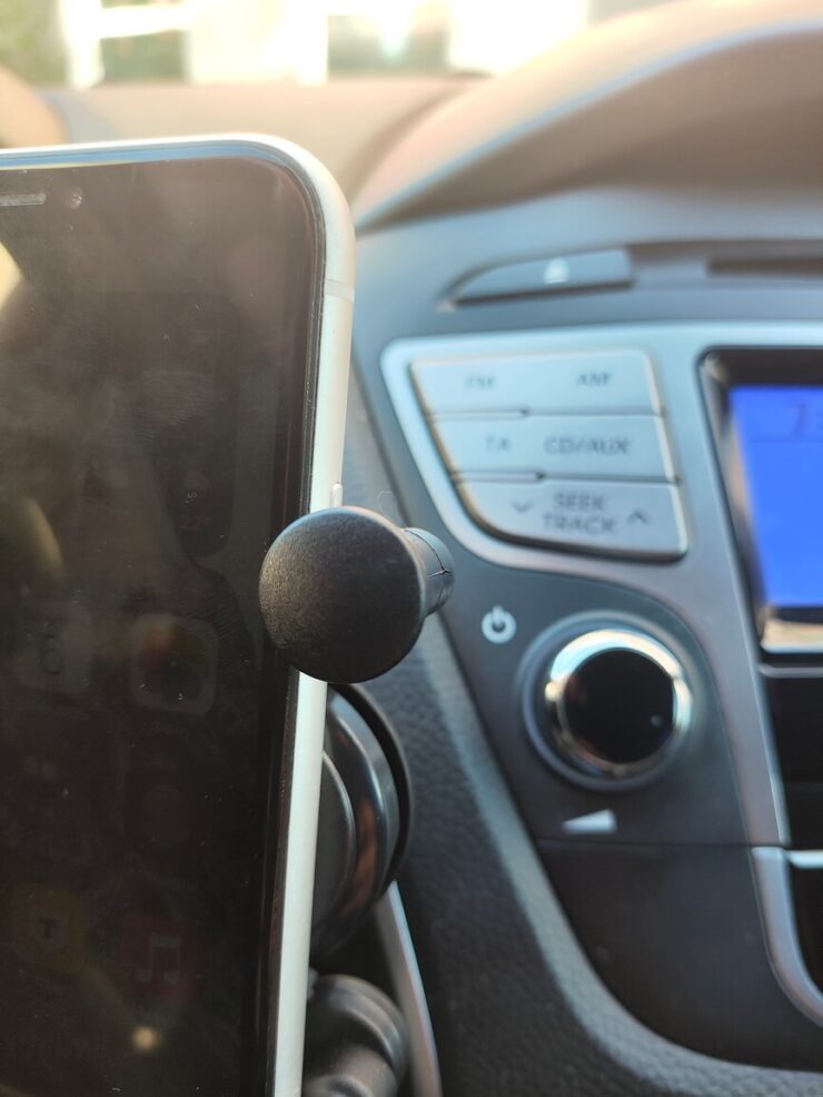 Держатель для телефона на воздуховод. Обратите внимание, что один из фиксаторов попадает на кнопку блокировки. При включенной автоблокировке никаких проблем это не вызывает. Держатель для телефона на воздуховод. Обратите внимание, что один из фиксаторов попадает на кнопку блокировки. При включенной автоблокировке никаких проблем это не вызывает. Фото.