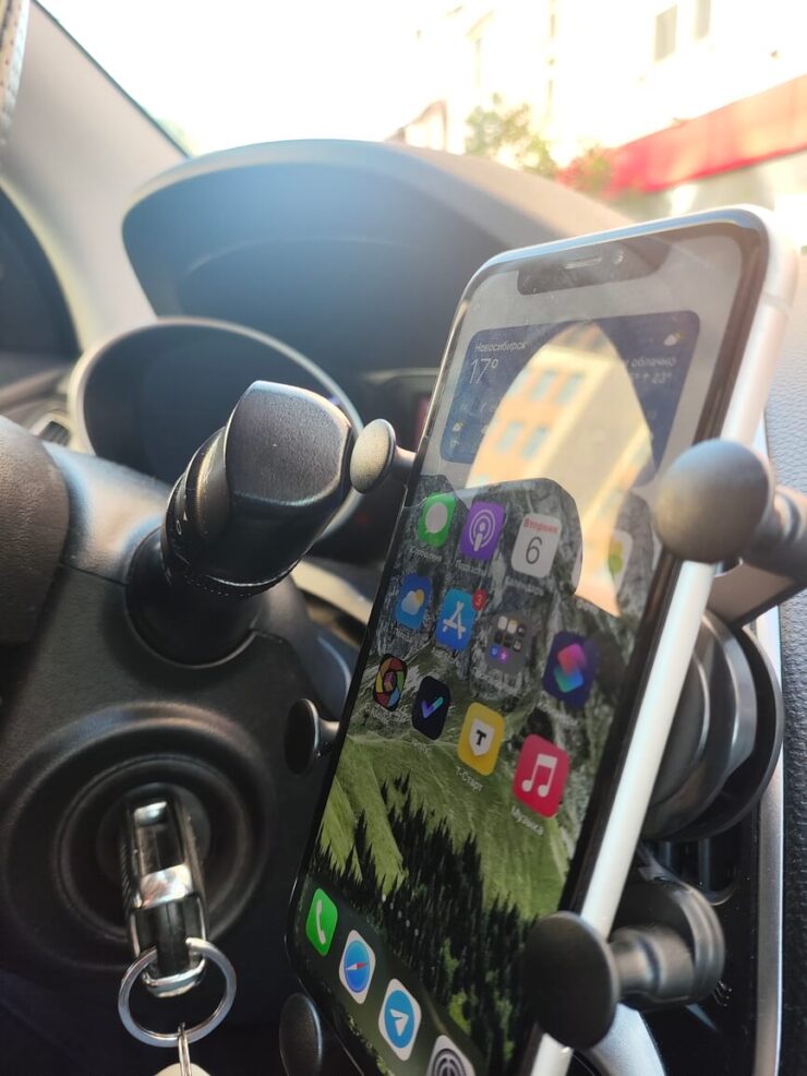 Держатель для телефона на воздуховод. До переключателя стеклоочистителей считанные миллиметры. Держатель для телефона на воздуховод. До переключателя стеклоочистителей считанные миллиметры. Фото.