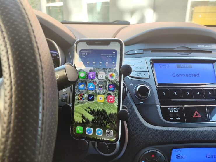 Удобный держатель для телефона в машину. Экран хорошо видно, можно управлять музыкой или пользоваться навигатором. Удобный держатель для телефона в машину. Экран хорошо видно, можно управлять музыкой или пользоваться навигатором. Фото.