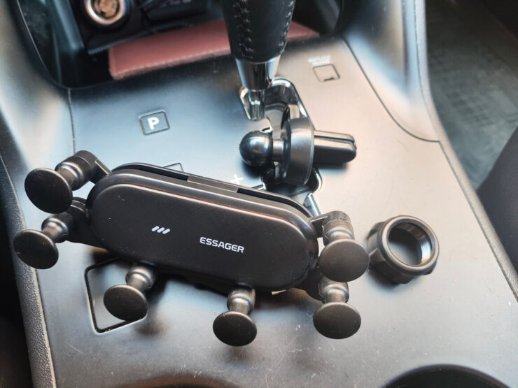 Держатель для телефона на воздуховод. Сначала закрепите прищепку на воздуховоде, а потом фиксируйте к ней остальные части держателя. Держатель для телефона на воздуховод. Сначала закрепите прищепку на воздуховоде, а потом фиксируйте к ней остальные части держателя. Фото.