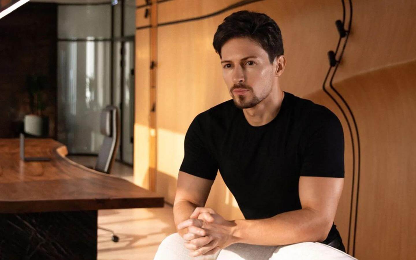 Теперь понятно, почему Павел Дуров пользуется Android. Французские спецслужбы взломали его iPhone. Фото.