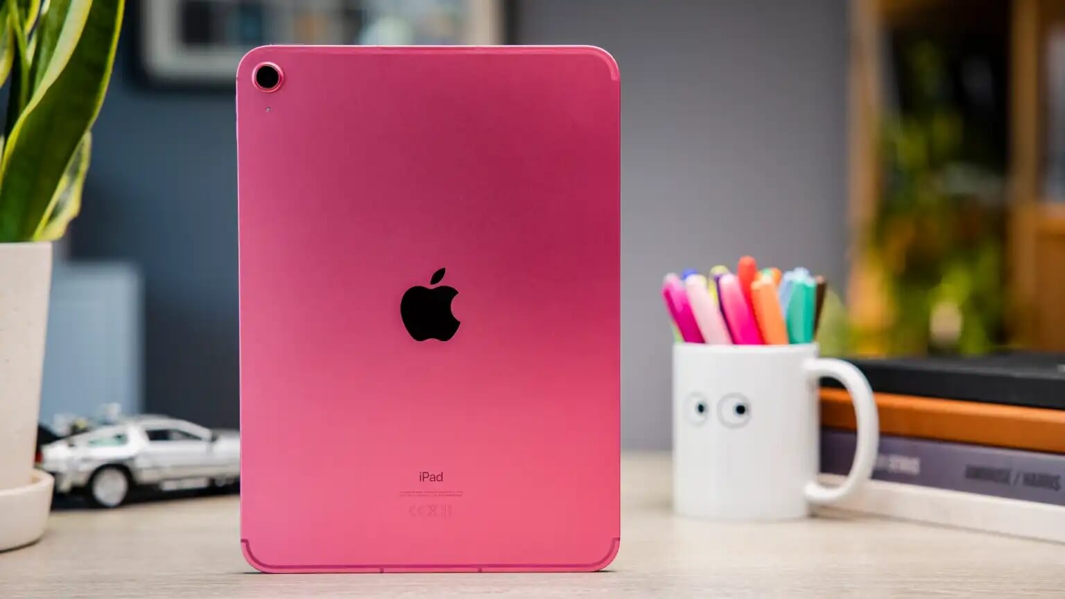 Какой Айпад купить в 2024 году. iPad 10 станет для вас лучшим устройством для развлечений за адекватные деньги. Изображение: dgl.ru. Фото.