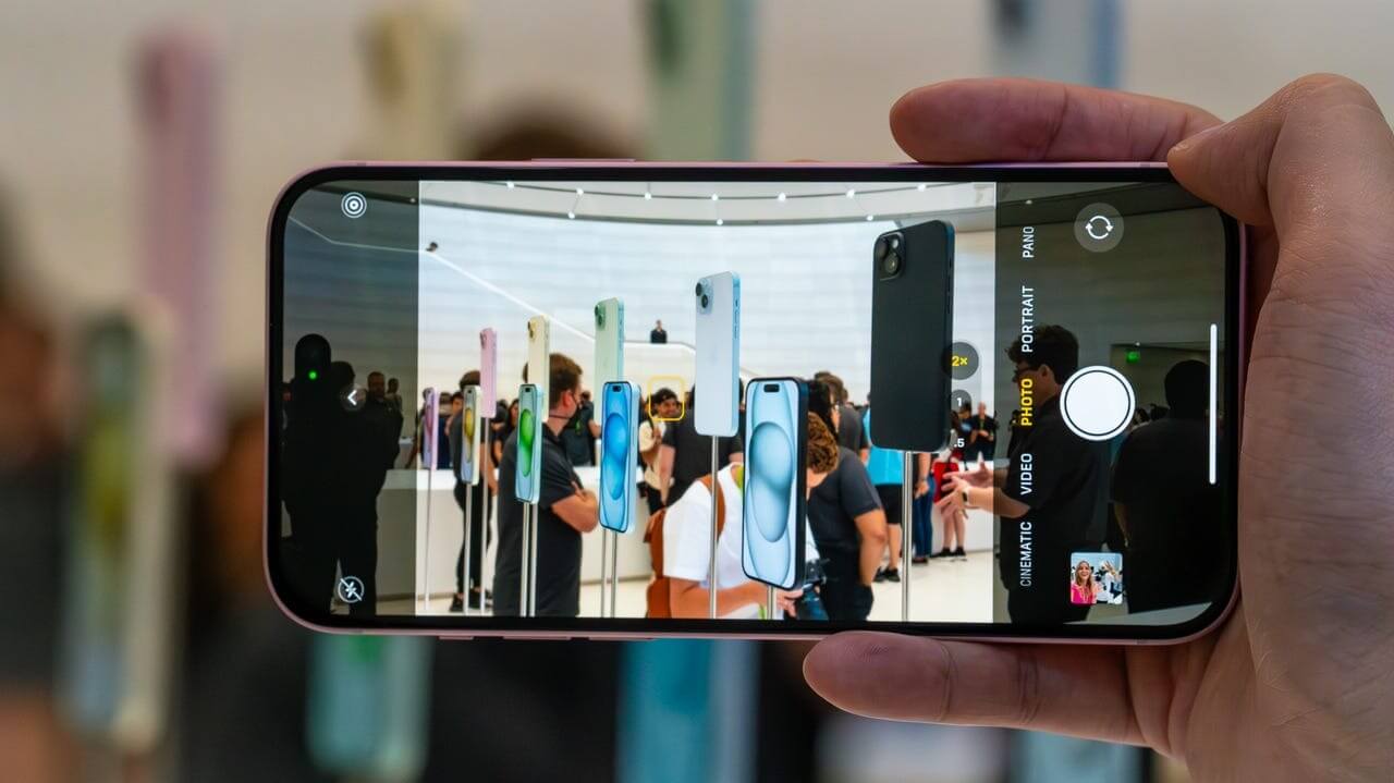 Как сделать фото на Айфон. Кнопка Capture Button идеально попадает под указательный палец. Изображение: zdnet.com. Фото.