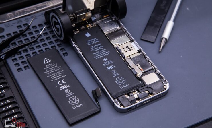 Емкости аккумуляторов Айфонов. Емкость аккумулятора — важная, но далеко не единственная характеристика, влияющая на автономность. Фото.