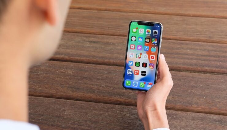 На сколько хватает зарядки на Айфоне. Точное время работы зависит от сценариев использования. Фото.