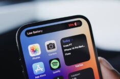 Сколько держит заряд батарея Айфона с iOS 17.6 и стоит ли обновляться. Объясняем на пальцах. Фото.