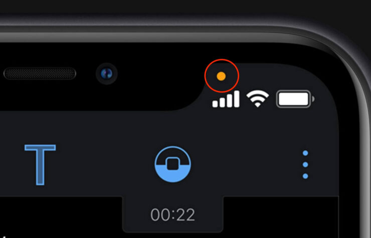 Следят ли за мной через камеру Айфона. А вот эта точка, которая горит непосредственно на экране, — индикатор работы микрофона. По нему можно выявить, не прослушивает ли вас какое-то приложение в фоновом режиме. Фото: Snopes. Фото.