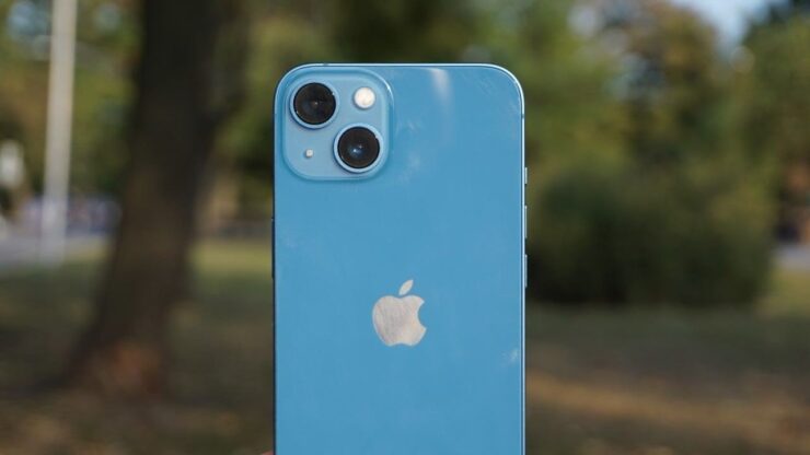 iPhone 13 — новый недорогой Айфон. Диагональная камера стала отличительной чертой iPhone 13. Этот дизайн переняли последующие модели. Изображение: ign.com. Фото.