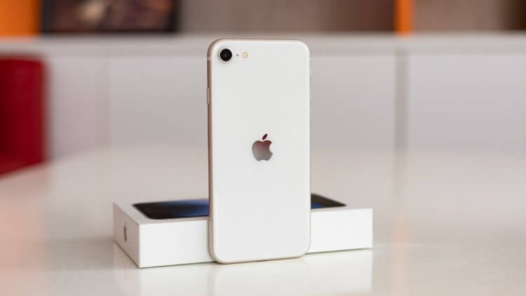 iPhone SE — самый дешевый Айфон. Смартфон вышел в 2022 году уже сразу устаревшим. Изображение: phonearena.com. iPhone SE — самый дешевый Айфон. Смартфон вышел в 2022 году уже сразу устаревшим. Изображение: phonearena.com. Фото.