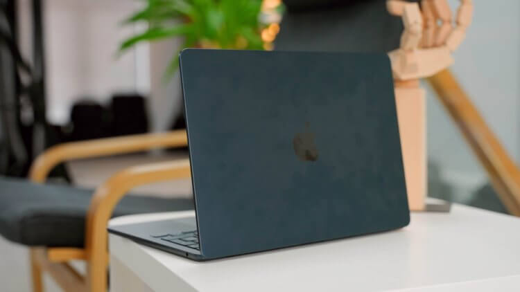 Как выглядит MacBook Air M2. Цвет Midnight хорош, но жутко собирает отпечатки пальцев. Изображение: markellisreviews.com. Как выглядит MacBook Air M2. Цвет Midnight хорош, но жутко собирает отпечатки пальцев. Изображение: markellisreviews.com. Фото.