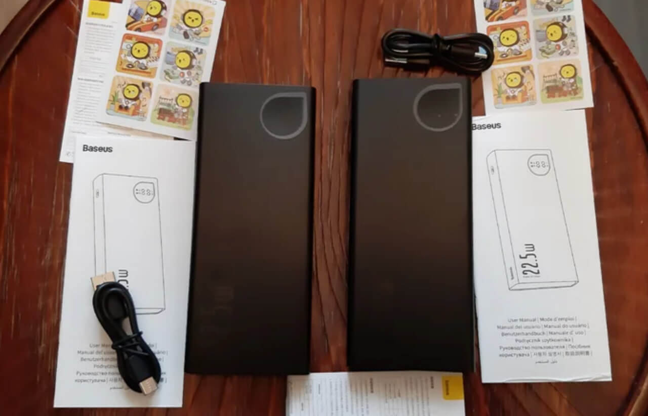 Повербанк Baseus на 10000 мА*ч. А вот этот аккумулятор подойдет даже Айфонам. Фото.