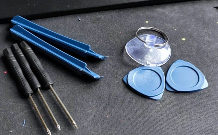 Набор для ремонта смартфона. Этим набором можно разобрать практически любой смартфон. Набор для ремонта смартфона. Этим набором можно разобрать практически любой смартфон. Фото.