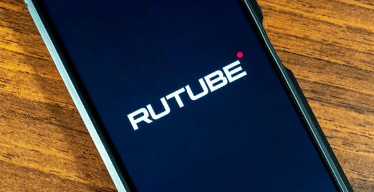 Apple опять удалила RuTube из App Store. Как смотреть видео на Айфоне после удаления. Фото.