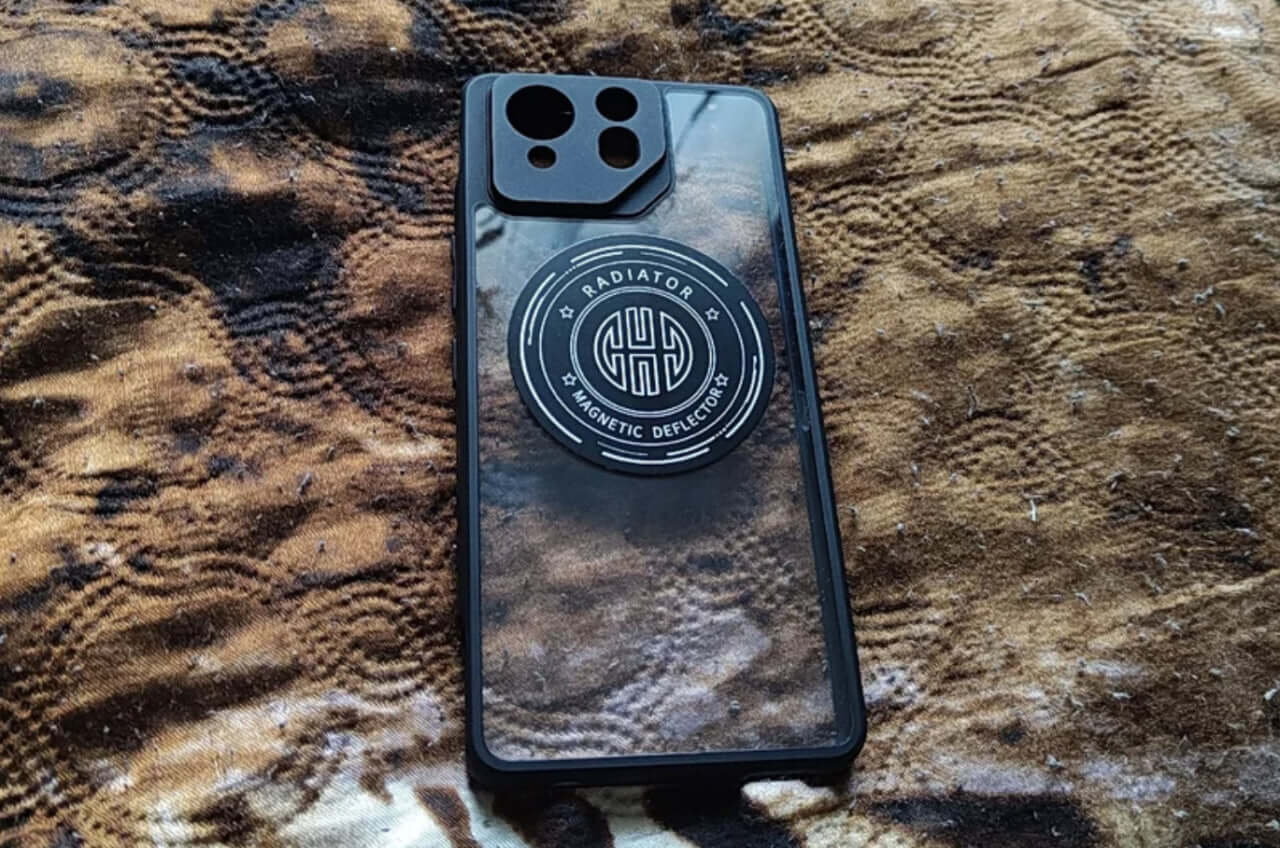 Охлаждающая наклейка для смартфона. Наклейку лучше клеить все-таки на сам смартфон. Фото.