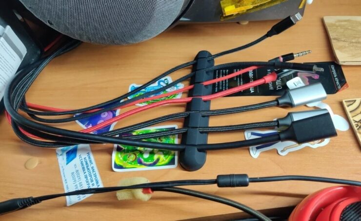 Держатель для проводов. Держатель действительно удобный. Держатель для проводов. Держатель действительно удобный. Фото.