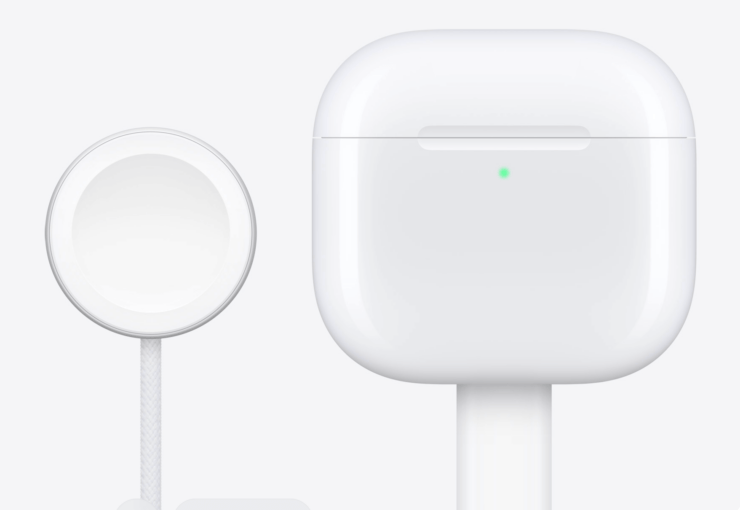 Беспроводная зарядка в Apple AirPods 4. Беспроводная зарядка есть только в модели с ANC. Изображение: apple.com. Фото.