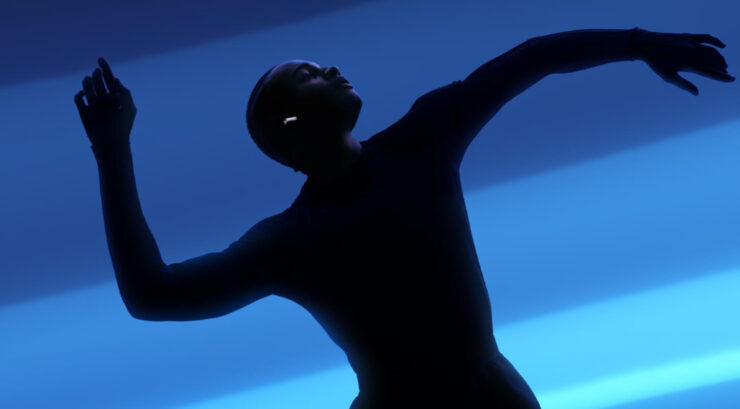 Что нового в AirPods 4. ANC отсекает внешние шумы и добавляет режим прозрачности, позволяя слышать происходящее вокруг, несмотря на музыку. Фото.