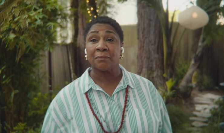 Новые функции AirPods Pro 2. — Бабушка, а зачем тебе AirPods Pro 2?— Чтобы лучше слышать, деточка. Фото.