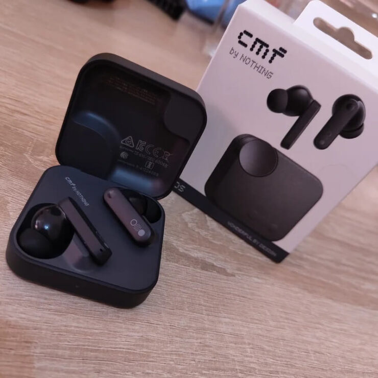 CMF Buds — беспроводные наушники с шумоподавлением. У наушников необычный квадратный кейс. CMF Buds — беспроводные наушники с шумоподавлением. У наушников необычный квадратный кейс. Фото.