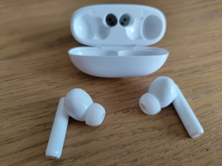 UGREEN HiTune T3 — недорогие беспроводные наушники. Издалека наушники похожи на AirPods Pro только с длинной ножкой. UGREEN HiTune T3 — недорогие беспроводные наушники. Издалека наушники похожи на AirPods Pro только с длинной ножкой. Фото.