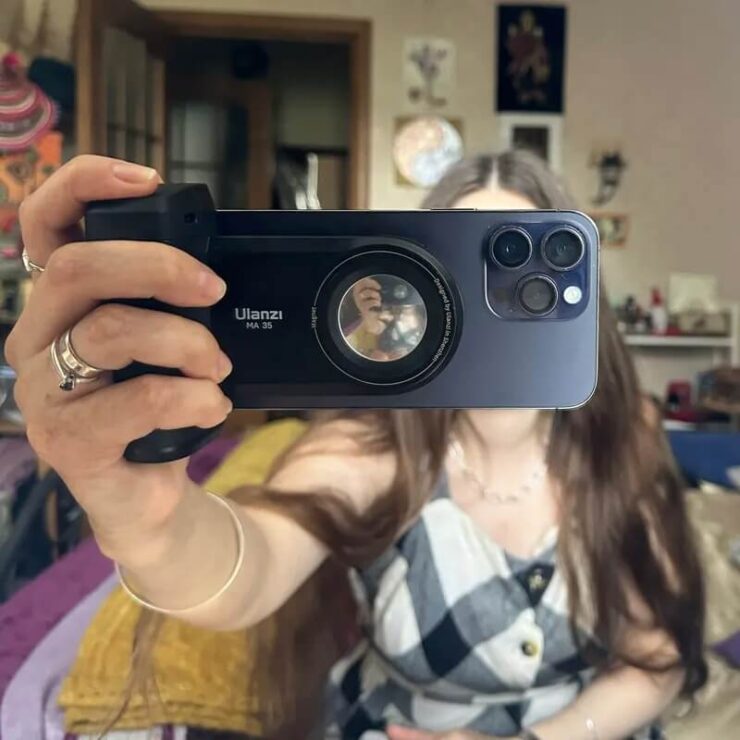 Держатель для съемки на Айфон. Вот так удобно можно вести съемку на смартфон. Держатель для съемки на Айфон. Вот так удобно можно вести съемку на смартфон. Фото.