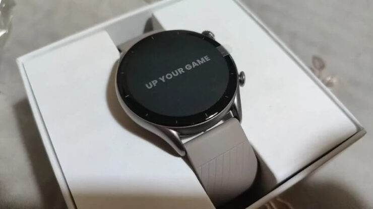 Круглые смарт-часы. Часы выглядят очень стильно. Круглые смарт-часы. Часы выглядят очень стильно. Фото.