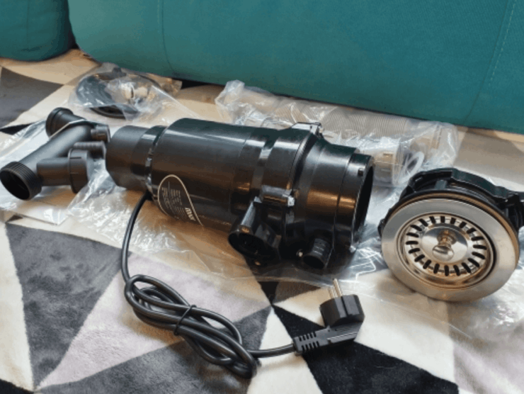 Измельчитель пищевых отходов. Измельчитель можно закрепить на любую раковину. Измельчитель пищевых отходов. Измельчитель можно закрепить на любую раковину. Фото.