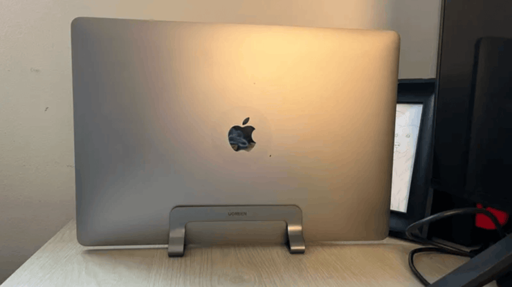 Вертикальная подставка для ноутбука. Можно легко разместить Макбук или любой другой ноутбук на рабочем столе. Вертикальная подставка для ноутбука. Можно легко разместить Макбук или любой другой ноутбук на рабочем столе. Фото.