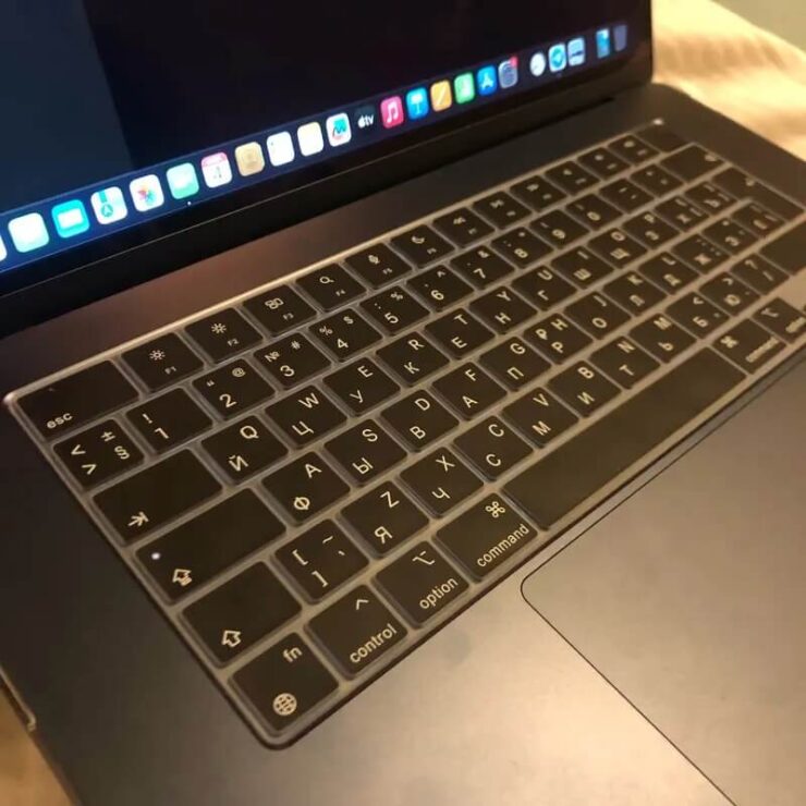 Накладка на клавиатуру Макбука. Английская клавиатура сразу превращается в русскую. Накладка на клавиатуру Макбука. Английская клавиатура сразу превращается в русскую. Фото.