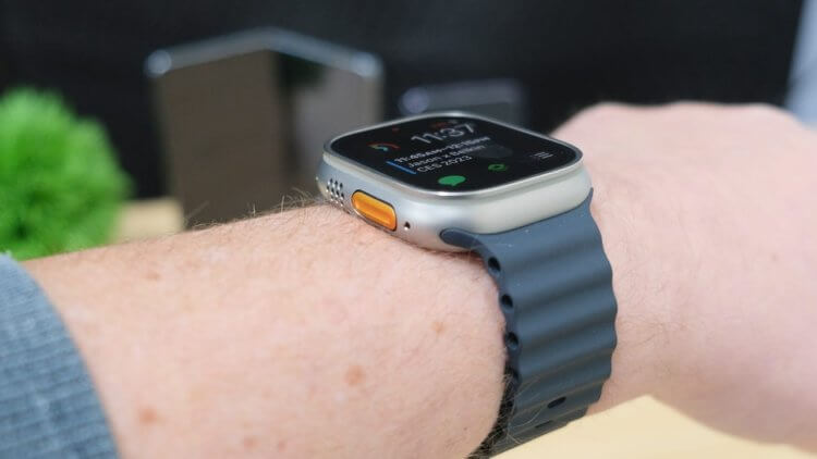 Оранжевая кнопка в Apple Watch Ultra 2. Оранжевой кнопки нет в Apple Watch Series 10, поэтому новые фишки появятся только у Apple Watch Ultra 2. Изображение: zdnet.com. Оранжевая кнопка в Apple Watch Ultra 2. Оранжевой кнопки нет в Apple Watch Series 10, поэтому новые фишки появятся только у Apple Watch Ultra 2. Изображение: zdnet.com. Фото.