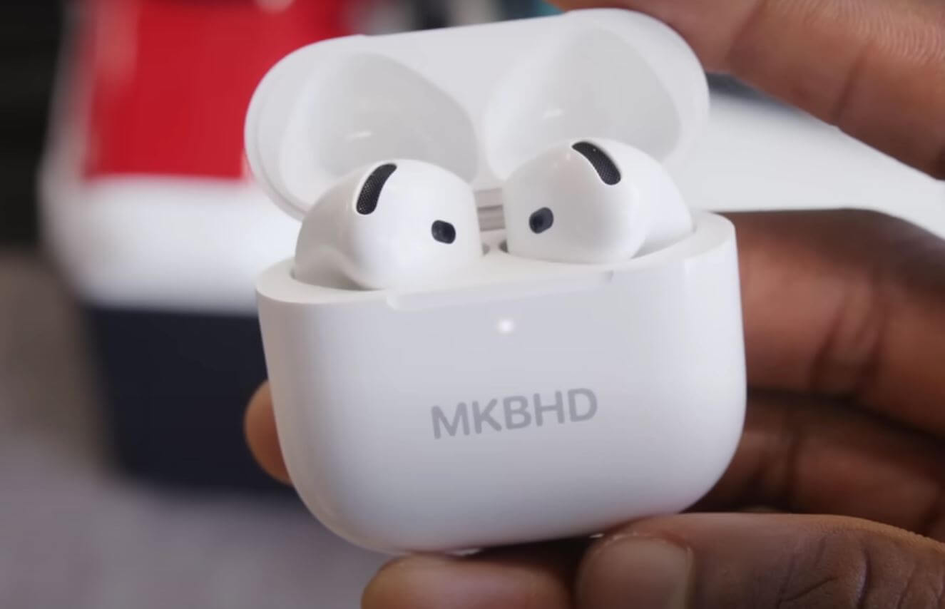 Новые функции AirPods 4. У новых AirPods исчезла кнопка сопряжения — теперь она сенсорная. Фото: YouTube-канал Marques Brownlee. Новые функции AirPods 4. У новых AirPods исчезла кнопка сопряжения — теперь она сенсорная. Фото: YouTube-канал Marques Brownlee. Фото.