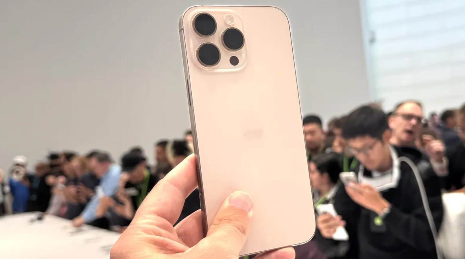 В каком Айфоне лучше камера. В iPhone 16 Pro появилась камера-перископ. В остальном изменений не так много. Фото: tomsguide.com. В каком Айфоне лучше камера. В iPhone 16 Pro появилась камера-перископ. В остальном изменений не так много. Фото: tomsguide.com. Фото.
