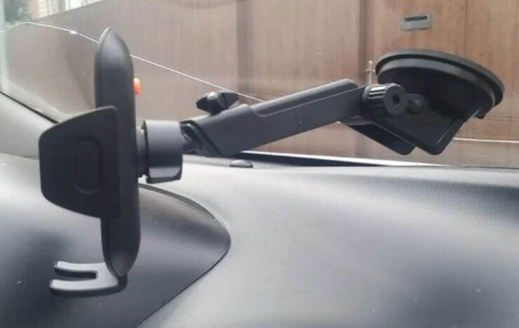 Держатель смартфона в автомобиль с зарядкой. Закрепить держатель можно почти на любой поверхности. Держатель смартфона в автомобиль с зарядкой. Закрепить держатель можно почти на любой поверхности. Фото.