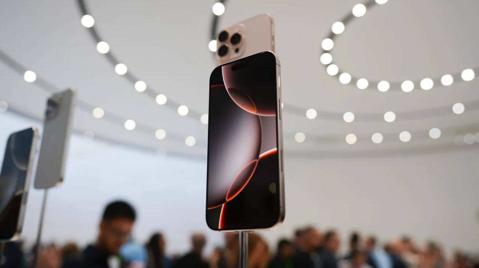 Чем отличается iPhone 16 Pro от iPhone 15 Pro. Объясняем, какой лучше купить прямо сейчас. Разбираемся, чем отличается iPhone 16 Pro от прошлогодней модели. Фото: tomsguide.com. Чем отличается iPhone 16 Pro от iPhone 15 Pro. Объясняем, какой лучше купить прямо сейчас. Разбираемся, чем отличается iPhone 16 Pro от прошлогодней модели. Фото: tomsguide.com. Фото.