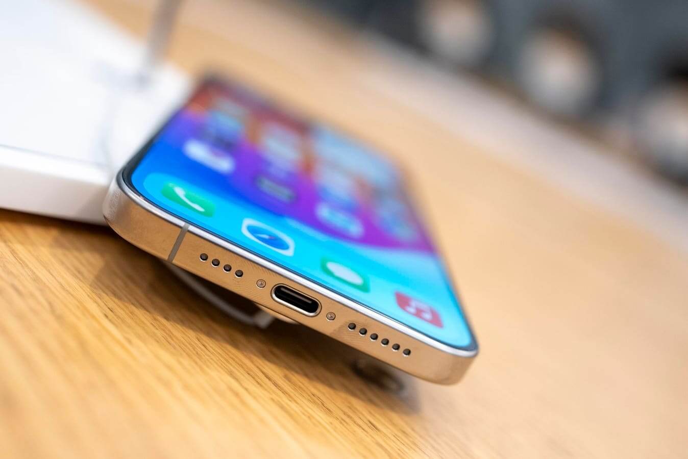 Обновления Apple и скорость зарядки iPhone. Быстрая зарядка быстрее приводит к деградации аккумулятора. Фото: Forbes. Фото.