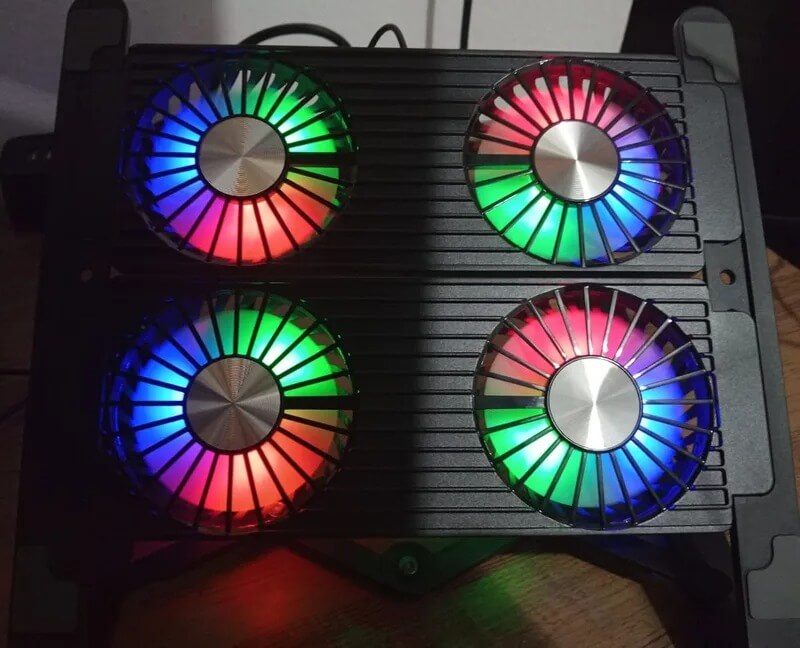 Охлаждающая подставка для ноутбука. Некоторые охлаждающие подставки имеют прикольную RGB-подсветку. Изображение: aliexpress.ru. Фото.