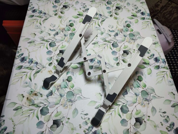 Подставка для ноутбука на стол. Выставите оптимальный для себя угол наклона. Подставка для ноутбука на стол. Выставите оптимальный для себя угол наклона. Фото.