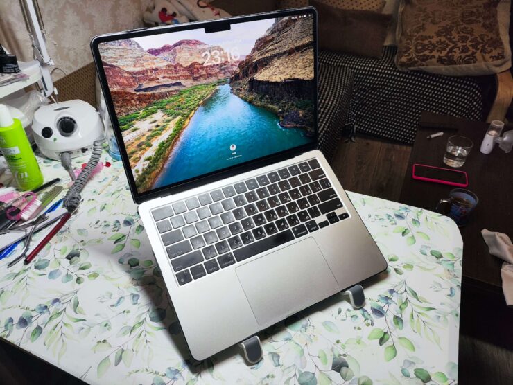 Подставка для ноутбука на стол. При таком расположении ноутбука лучше использовать внешнюю клавиатуру. Подставка для ноутбука на стол. При таком расположении ноутбука лучше использовать внешнюю клавиатуру. Фото.