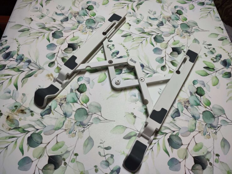 Подставка для ноутбука на стол. Одним движением ее можно развернуть. Подставка для ноутбука на стол. Одним движением ее можно развернуть. Фото.