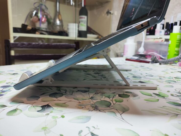 Подставка для ноутбука на стол. При таком угле наклона пользоваться клавиатурой ноутбука еще можно, но уже не так удобно. Подставка для ноутбука на стол. При таком угле наклона пользоваться клавиатурой ноутбука еще можно, но уже не так удобно. Фото.