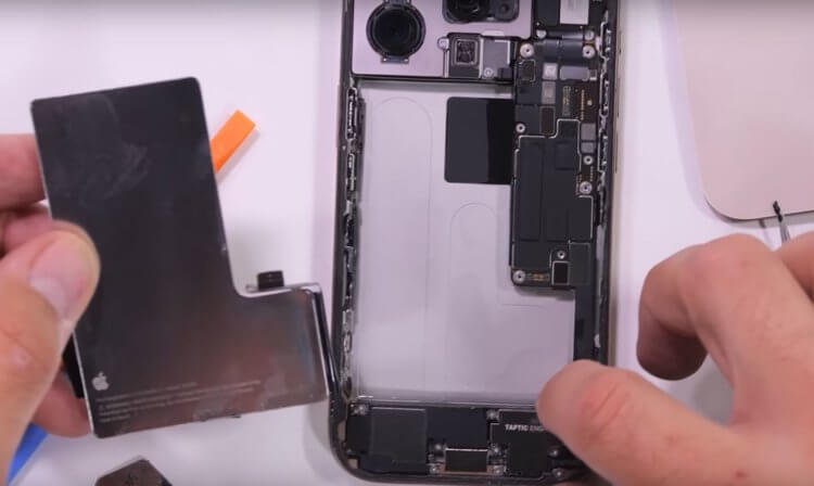 Apple подробно рассказала, как отремонтировать iPhone 16. Теперь это сможет сделать даже школьник. Фото.